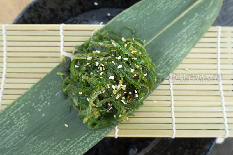 传统的日本Hiyashi Wakame Chuka海草沙拉